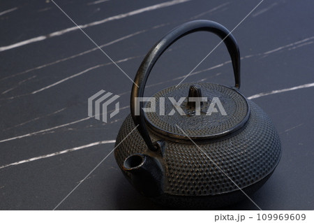 茶道具として考案された日本の伝統的な湯沸かしの鉄瓶 茶道具として考案された日本の伝統的な湯沸かしの鉄瓶 109969609