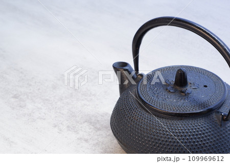 茶道具として考案された日本の伝統的な湯沸かしの鉄瓶 109969612