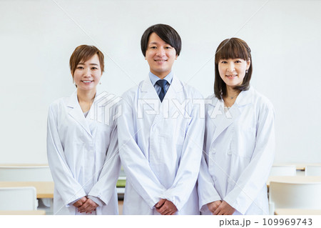 医療チーム・医師・医者の男女 109969743