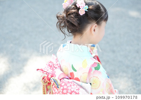 七五三で晴れ着を着た女の子の横顔 109970178