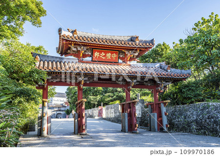 青空と旧首里城守礼門　沖縄県那覇市 109970186