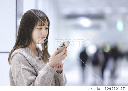 スマホを操作する若い女性 スマホを操作する若い女性 109970197