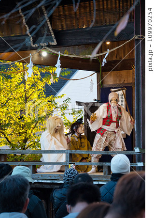 えびす講の時に、神社の舞台で催されていた多々神楽 109970254
