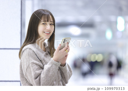 スマホを操作する若い女性 スマホを操作する若い女性 109970313