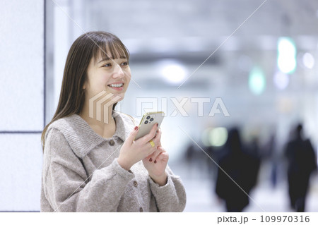 スマホを操作する若い女性 スマホを操作する若い女性 109970316