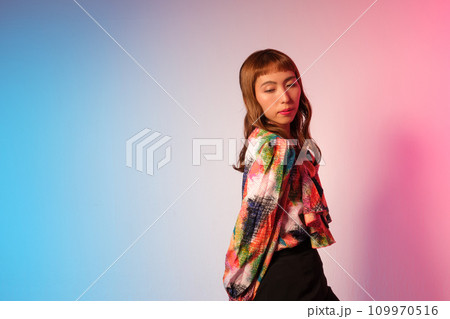 クールな女性のビューティーポートレート クールな女性のビューティーポートレート 109970516