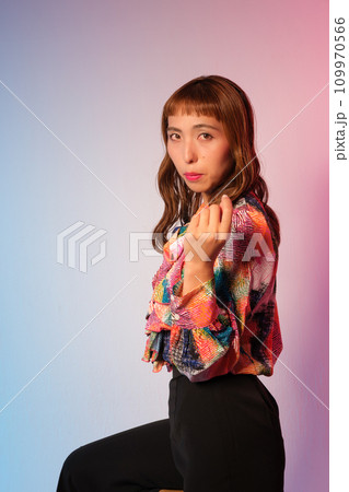 クールな女性のビューティーポートレート 109970566