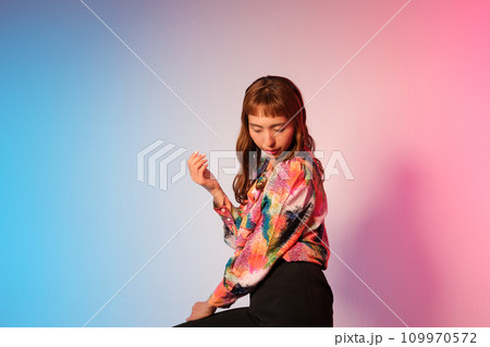 クールな女性のビューティーポートレート 109970572