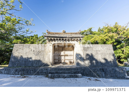 青空と旧首里城園比屋武御嶽石門　沖縄県那覇市 109971371