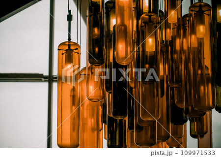 アンバー色のライト 109971533