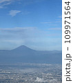 飛行機からの富士山 109971564