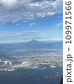 飛行機からの富士山 109971566