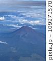 飛行機からの富士山 109971570