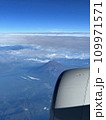 飛行機からの富士山 109971571