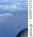 飛行機からの富士山 109971573