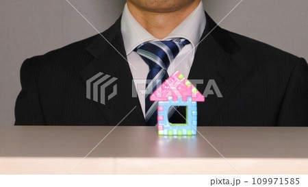 家とビジネスマン 109971585