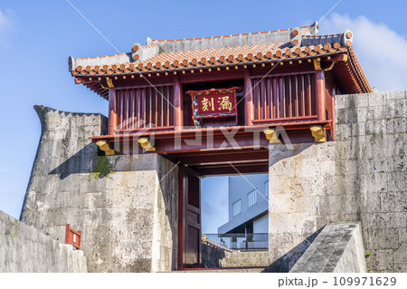 青空と旧首里城漏刻門　沖縄県那覇市 109971629