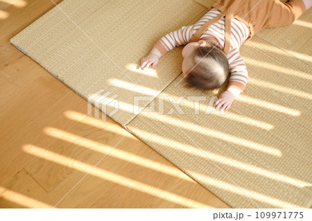畳の上で寝転ぶ赤ちゃん 109971775