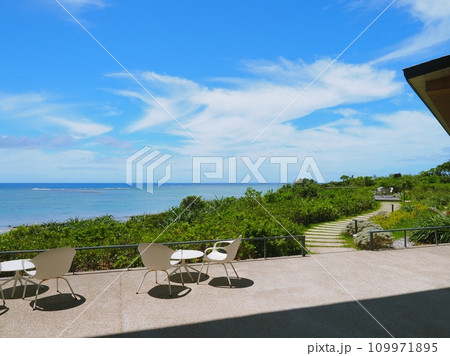 バンタカフェから眺める海　沖縄県読谷村 109971895