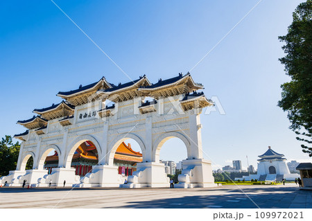 台湾 中正紀念堂 自由広場牌樓と図書室 台湾 中正紀念堂 自由広場牌樓と図書室 109972021