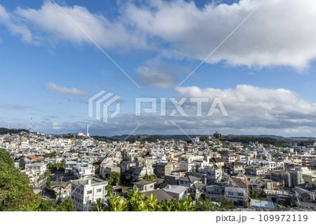 青空と首里城 東のアザナからの風景 俯瞰 沖縄県那覇市 青空と首里城 東のアザナからの風景 俯瞰 沖縄県那覇市 109972119