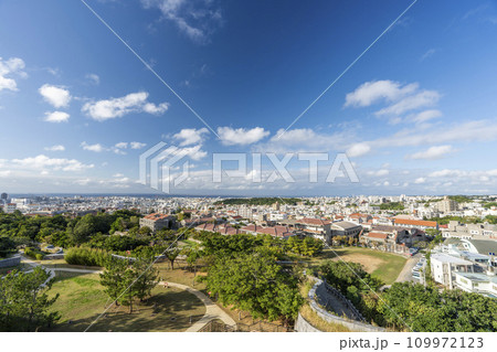 青空と首里城 東のアザナからの風景 俯瞰 沖縄県那覇市 青空と首里城 東のアザナからの風景 俯瞰 沖縄県那覇市 109972123