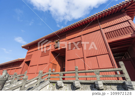 青空と首里城　奉神門　沖縄県那覇市 109972128