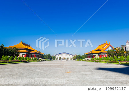 台北　中正紀念堂　自由広場牌樓と国家両庁院 109972157