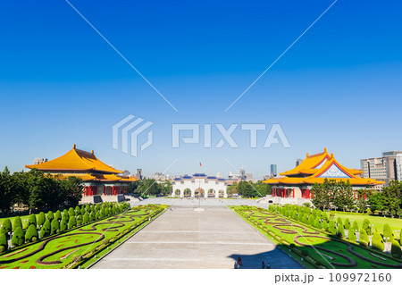 台北　中正紀念堂　自由広場牌樓と国家両庁院 109972160
