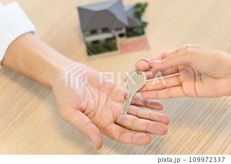 家の鍵を渡す女性の手元 家の鍵を渡す女性の手元 109972337
