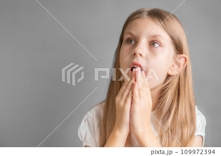 Portrait of a surprised little girl Portrait of a surprised little girl 109972394