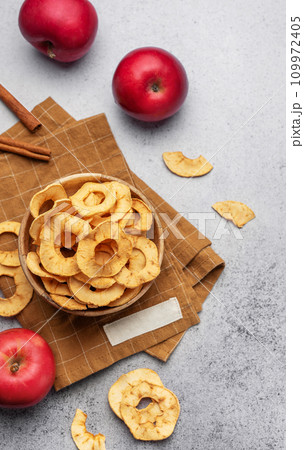 Dried apple chips 109972405