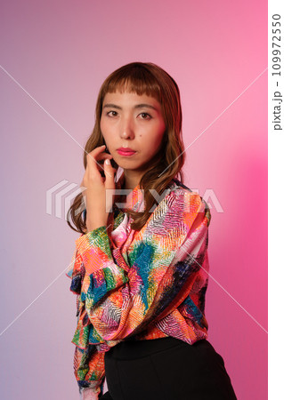 クールな女性のビューティーポートレート 109972550