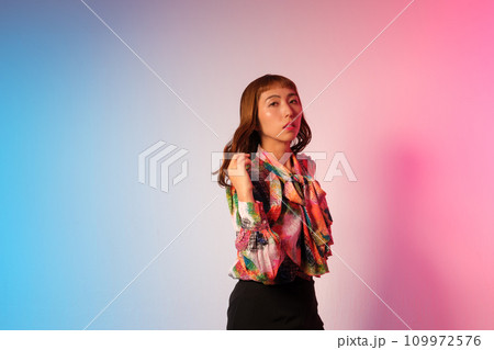 クールな女性のビューティーポートレート クールな女性のビューティーポートレート 109972576
