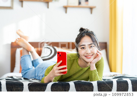 スマホを見る若い女性 109972853