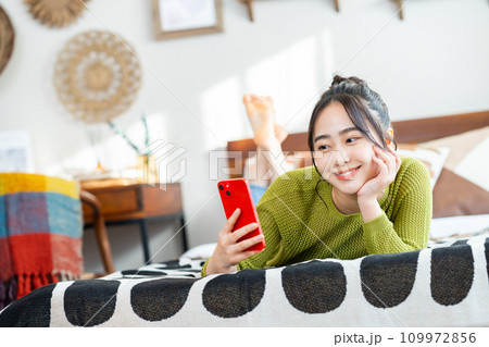 スマホを見る若い女性 スマホを見る若い女性 109972856