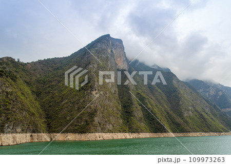 The magnificent scenery of the Three Gorges of the Yangtze River. 109973263