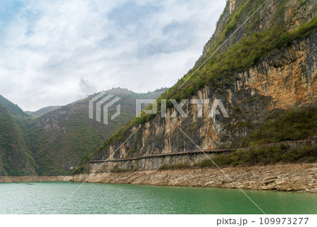 Magnificent view of the Three Gorges of the Yangtze River. 109973277