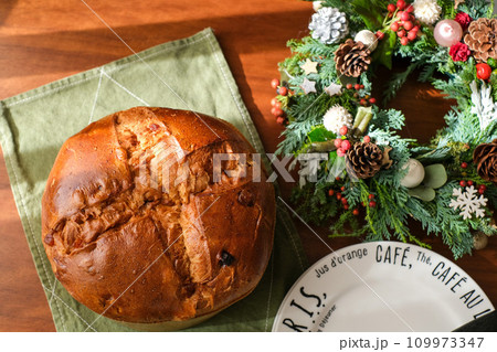 真俯瞰で見たパネトーネとクリスマスリース 真俯瞰で見たパネトーネとクリスマスリース 109973347