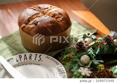 パネトーネとクリスマスリースとお皿 パネトーネとクリスマスリースとお皿 109973348