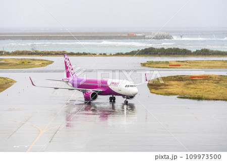 雨の空港 タキシング中の飛行機 沖縄県那覇市 雨の空港 タキシング中の飛行機 沖縄県那覇市 109973500