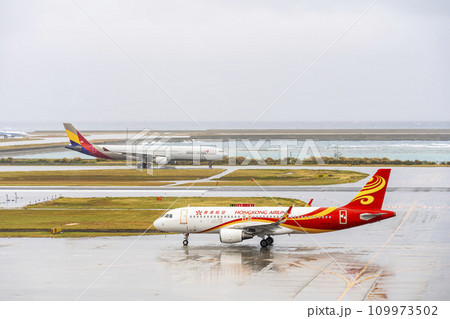 雨の空港　タキシング中の飛行機　沖縄県那覇市 109973502