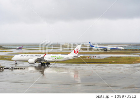 雨の空港　タキシング中の飛行機　沖縄県那覇市 109973512