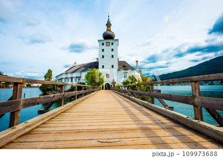 Wooden bridge to the Schloss Ort castle in Gmunden, Austria 109973688