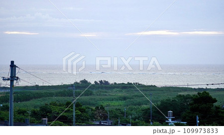 沖縄県津堅島のにんじんの形をした展望台から見える風景 109973833