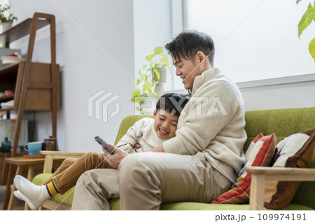 親子の日常　イメージ　30代の父親と小学生の息子 109974191