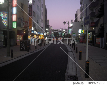 風景写真　大滝町　クリスマス前の裏通り 109974209