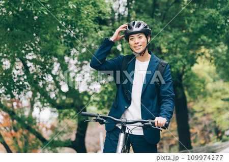 自転車に乗るビジネスマン 自転車に乗るビジネスマン 109974277