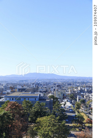 奈良県奈良市　秋の奈良県庁からの眺め　生駒山方面 109974407