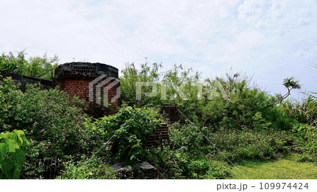 沖縄県津堅島の沖縄最古の旧灯台跡 沖縄県津堅島の沖縄最古の旧灯台跡 109974424